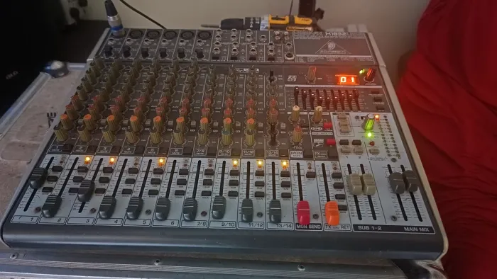 Mesa Behringer xenyx 1832fxusb troco por violão ou caixa ativa