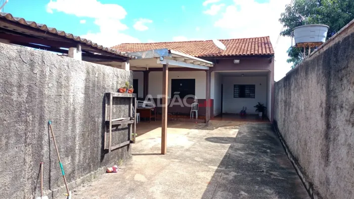 UMA CASA COM UM BARRACAO JARDIM PETROPOLIS Casa de Rua com 3 Quarto(s) e 1 banheiro(s) à V