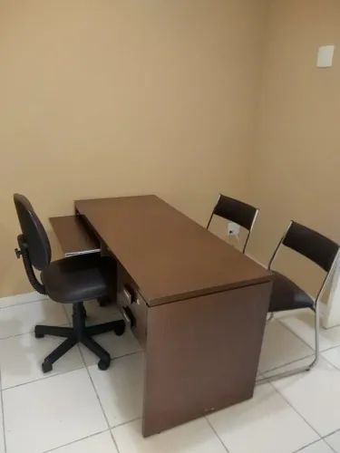 Mesa escritório + cadeira giratória com regulagem altura e encosto+ mais 02 cadeiras