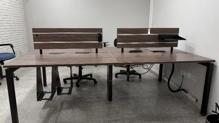 Mesa de trabalho com 4 lugares