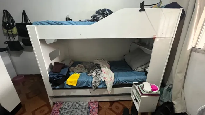 Cama treliche branca e colchões em ótimo estado 
