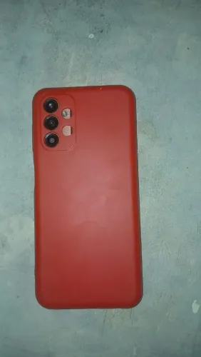 Telefone já vai com carregador e fone de ouvido a tela está inteira