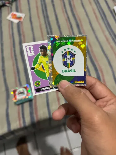 Figurinha copa 2026 (Vinicius Júnior bordo e Logo Brasil)
