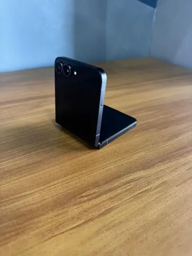 Smartphone dobrável Samsung Z Flip 7 FE
