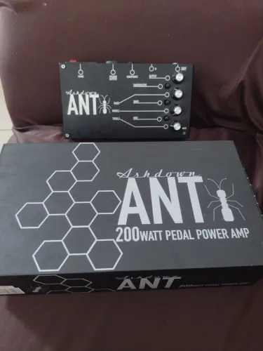Vendo um pedal Power amp e pré pra bass