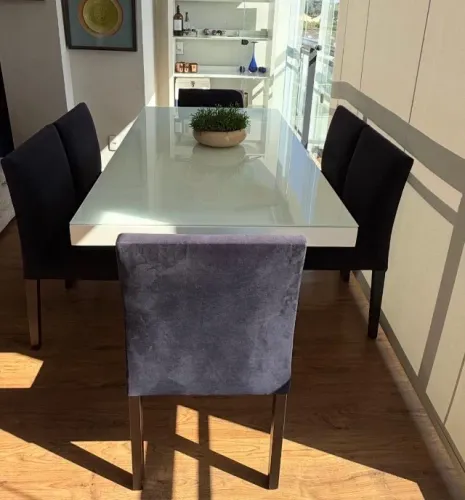 MESA EM LACA BRANCA COM VIDRO NO TAMPO (NÃO FECHO NADA FORA DA OLX)