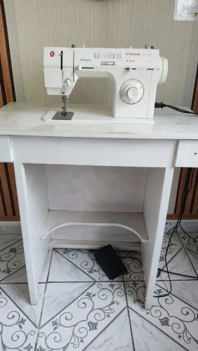 Máquina de costura com mesa