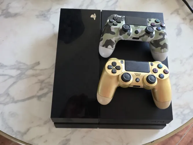 PS4 + 2 CONTROLES