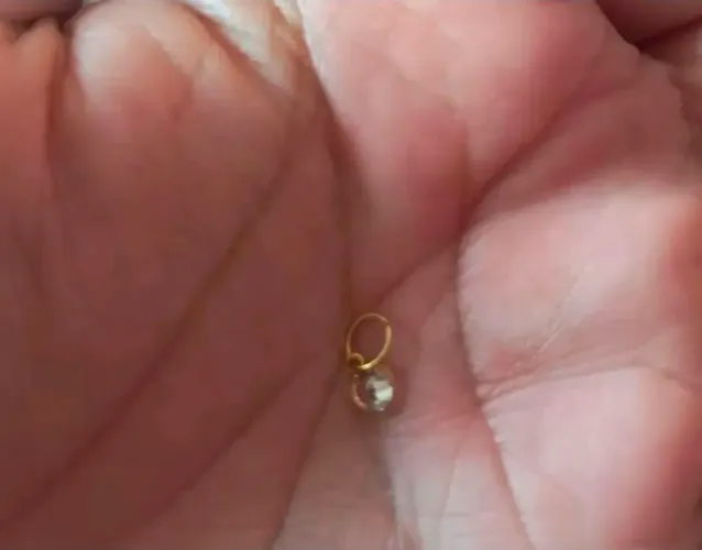 Vendo um pingente pequeno de ouro com zirconia
