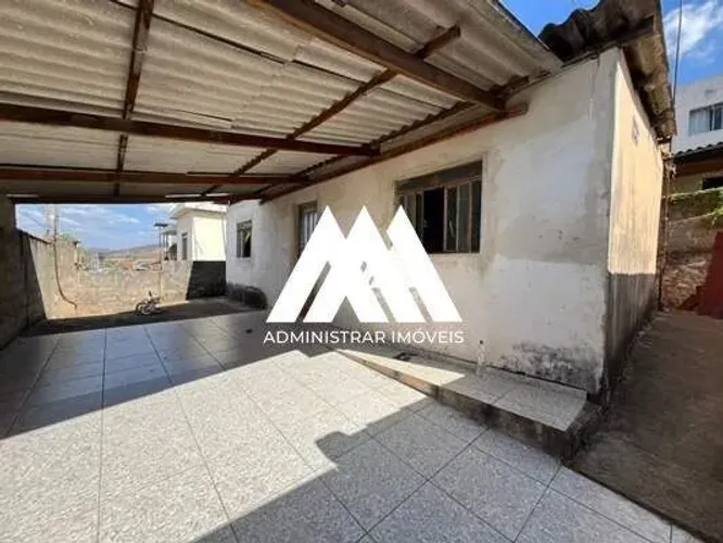 Vendo casa com 03 quartos e 02 vagas de garagem no Lourdes- Itaúna/MG!