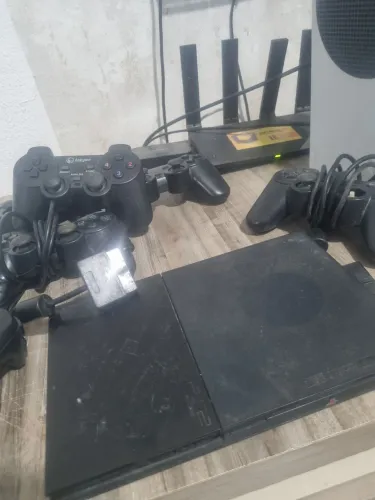 Lote ps2 parado mais controles parado