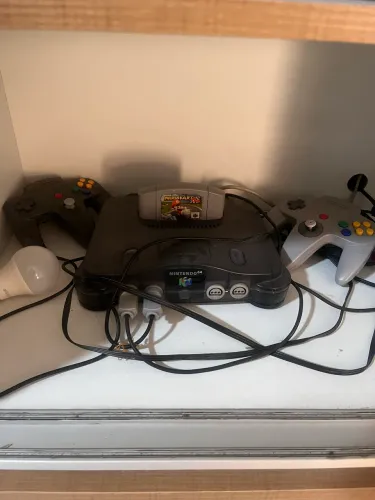 Nintendo 64 com 2 controle e Mario Kart