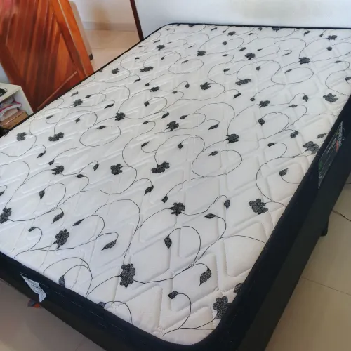 Box e Colchão Casal Usado.