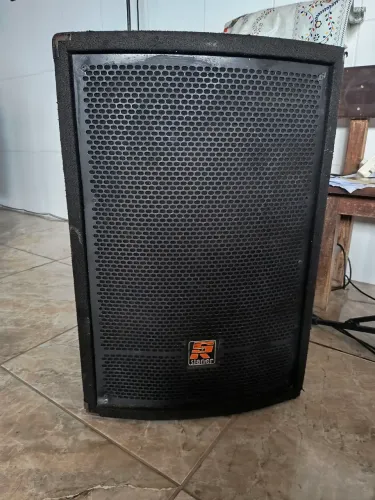 Vendo caixa de som amplificada Staner toda 420 toda perfeita testa toda na hora tenho vdeo