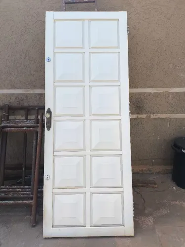 Porta de aço usada em bom estado sem os batentes.