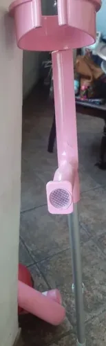 Muleta Canadense rosa adulto, ideal para quem precisa de apoio para se locomover. Semi Nov