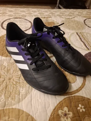 Chuteira Adidas tamanho 35