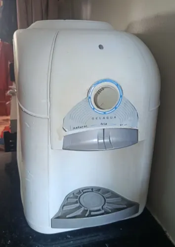 Vende-se gelágua usado, em bom estado. Menor preço: R$ 250,00.