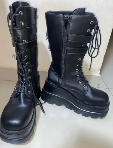 bota cano alto gótica