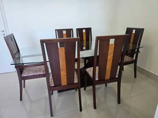 Mesa com 6 cadeiras