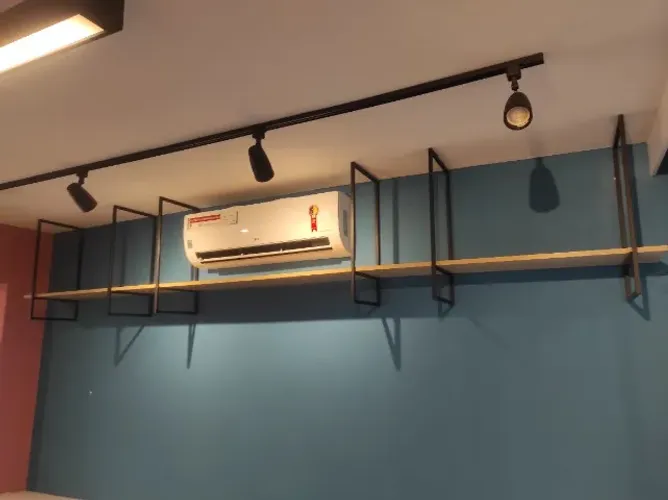 Estante suspensa industrial grande (3,60 m) - metal preto + MDF