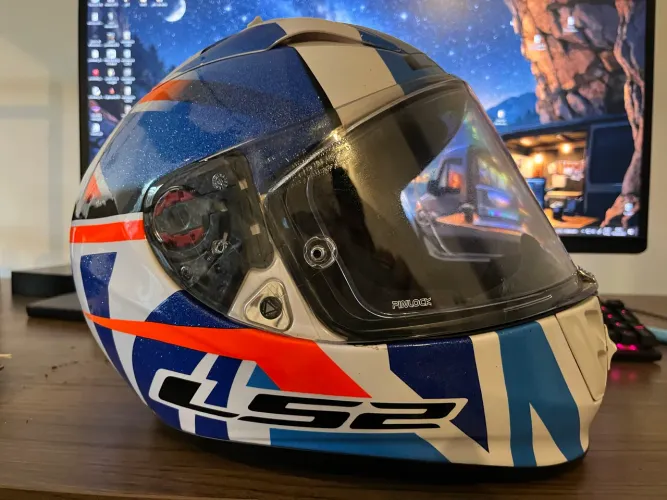 Capacete LS2 Arrow de fibra tricomposto. Capacete homologado para competições