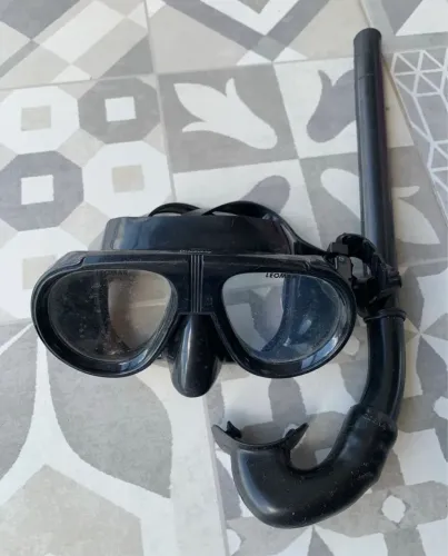 Duas máscaras e snorkel de silicone para mergulho 