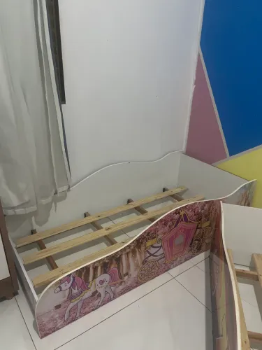 Vendo cama masculina e feminina (de jardim encantado) e do (relâmpado mcqueen/carro)