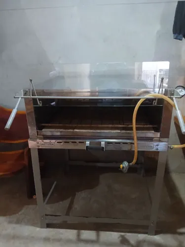 Vendo forno industrial a gás com masseira e formas de alumínio.