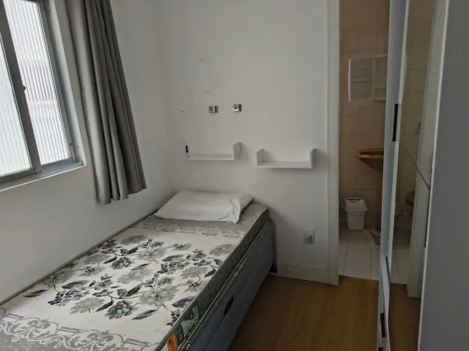Alugo 1 quarto com banheiro só para mulher