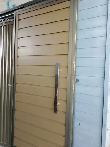 Portão de alumínio com puxador inox