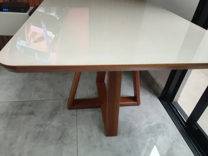 Vende se mesa ( sem cadeiras) tampo em laca e pés em madeira