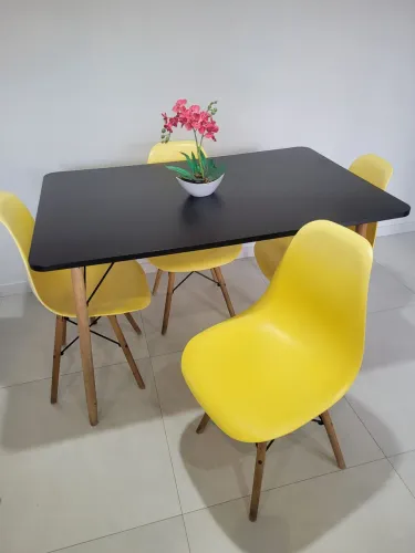 Mesa e cadeiras