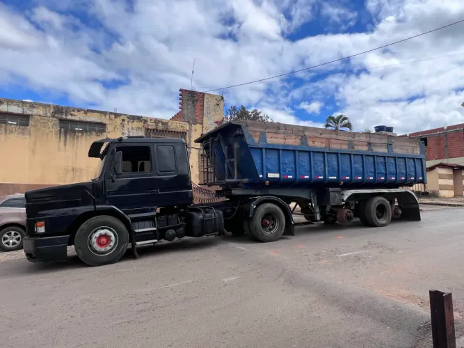 Vendo  Scania  caçamba 