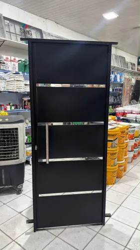 Porta de chapa galvanizada reforçada com puxador e portal de metalon
