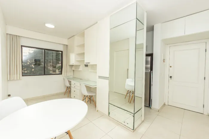 Apartamento à venda, no Edifício Montreal em São Paulo, Vila Nova Conceição, com 1 quarto,