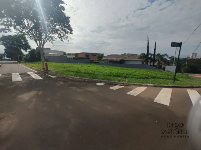 Terreno de esquina, excelente localização 600m² no Condomínio Portal dos Bandeirantes 2 -