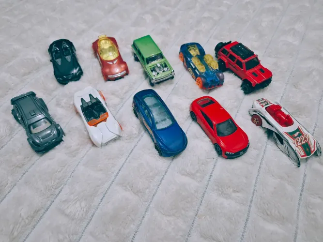 LOTE COM 10 CARRINHOS HOTWELLS 