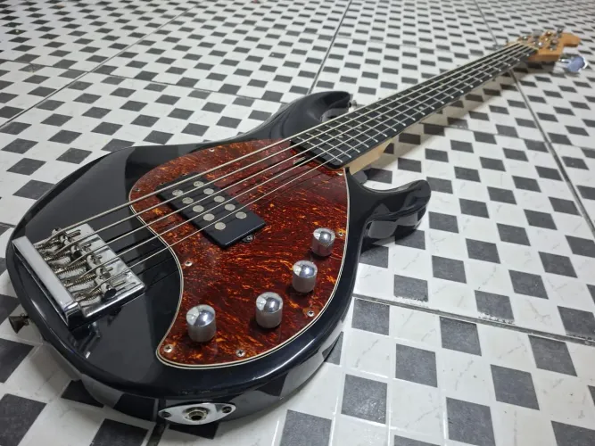 Baixo 5 cordas phx music man