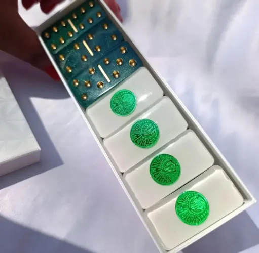 Dominó personalizado com características únicas