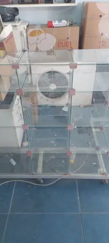 Vitrine com rodinhas