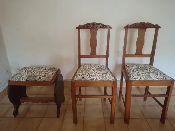 Cadeiras e banqueta antigos