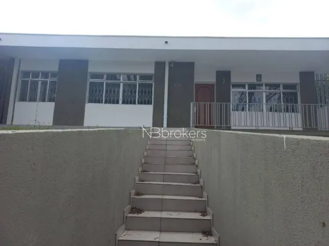 RESIDÊNCIA VERSÁTIL A 1 QUADRA DA AV. DAS TORRES!