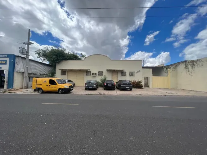 Ponto comercial para locação na Av. 13 de maio em Teresina, 1.300m², para lojas e transpor