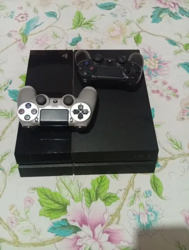 Playstation 4 com duas manets
