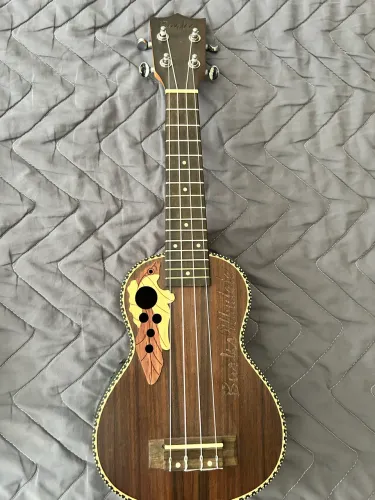 Ukulele Eletroacústico Burks - R$ 250