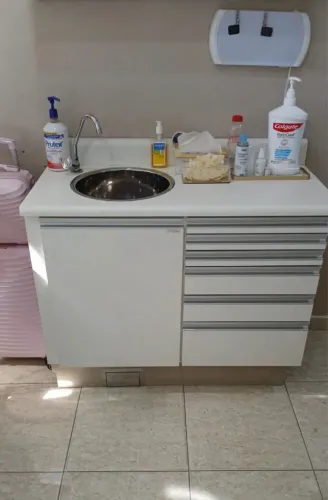 Balcão Odontológico branco com pia e acionamento em pedal