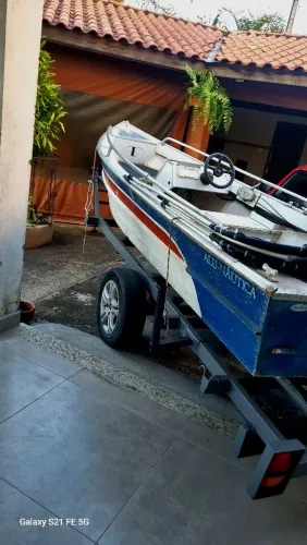 Vende-se Barco com motor e carreta