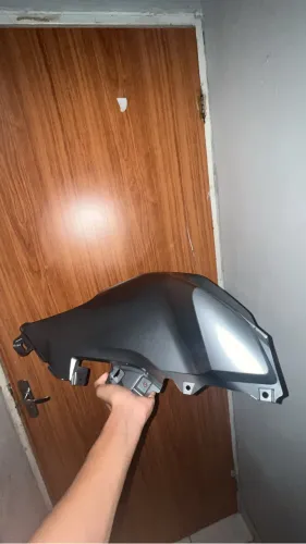 Vendo peças da fan prata 2025/26 (Asa, aba lateral do tanque lado direito)