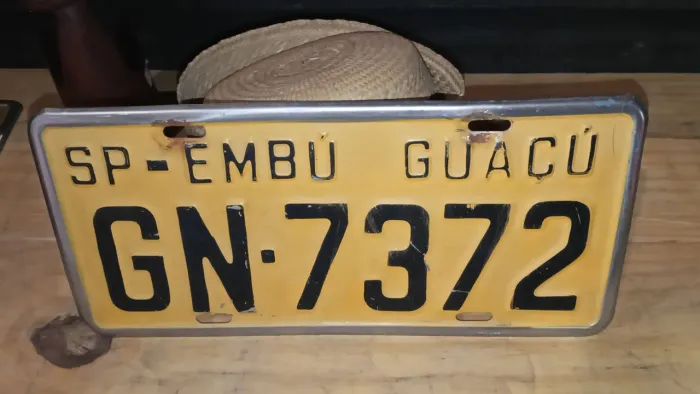 Placa de carro antiga 1981 amarela